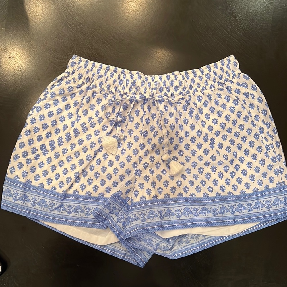 Vineyard Vines blue and white floral pull-on shorts, size XXS